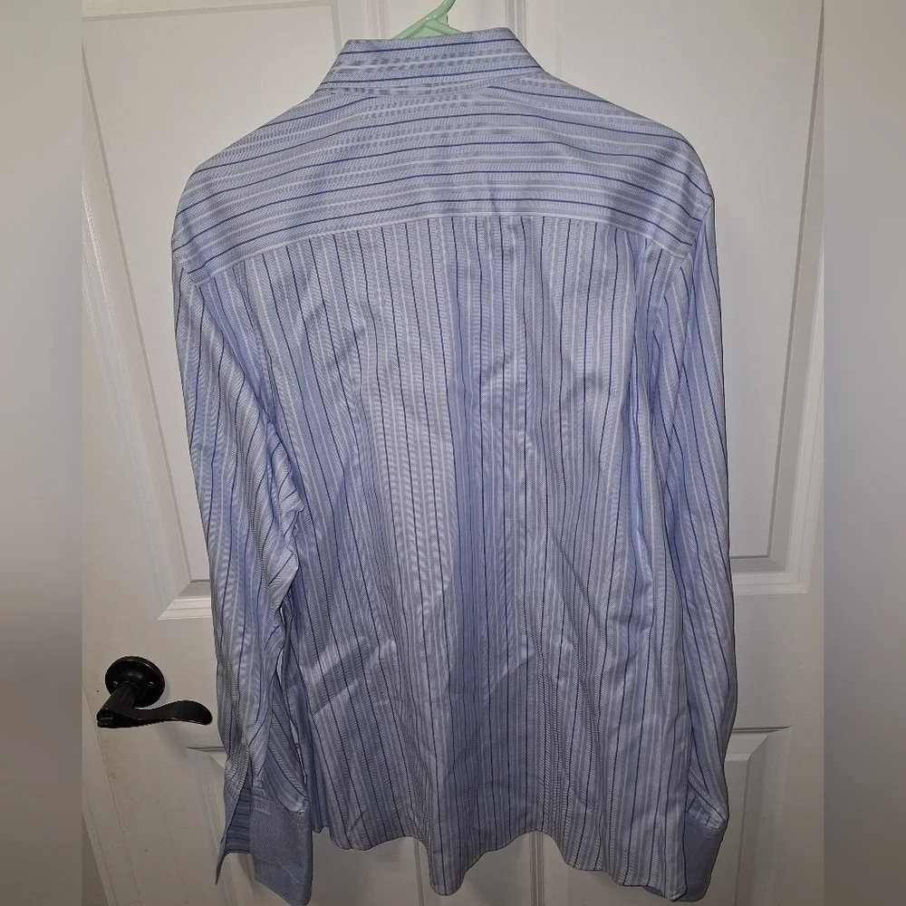 A Banana Republic men's long sleeve button-down dress shirt blue with stripes